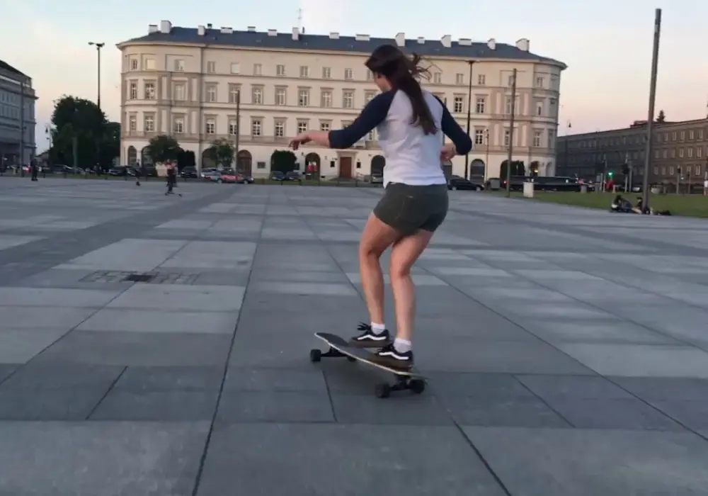 Najlepsze miejsca do jazdy na longboardzie w Warszawie - unikaj błędów
