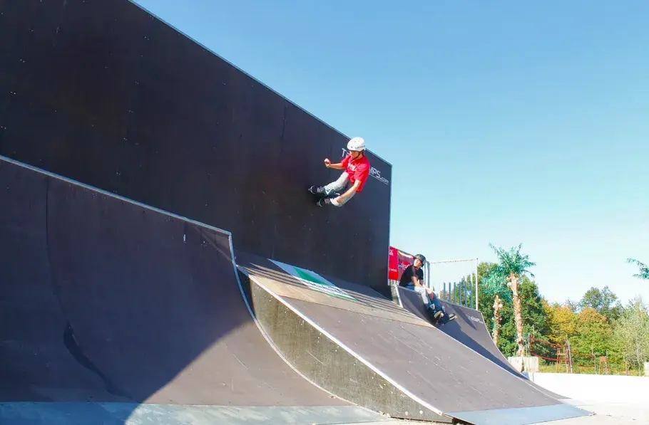 Kryty skatepark Poznań - idealne miejsce na trening w każdą pogodę