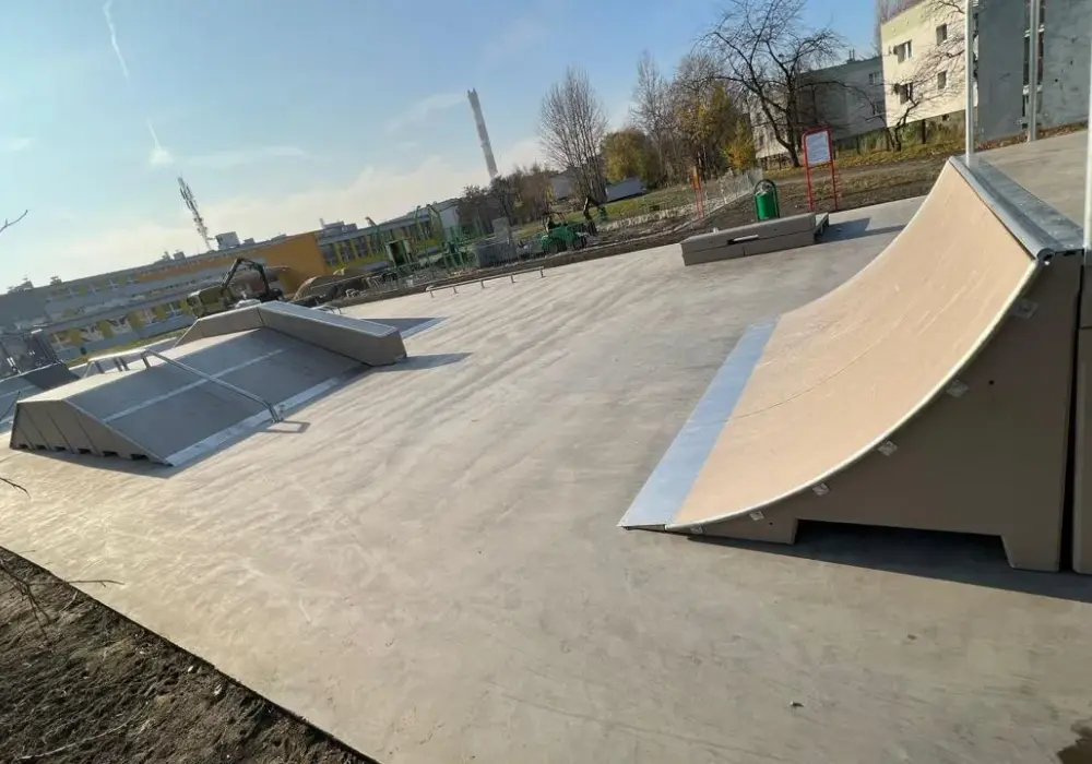 Skatepark Zabrze: Nowoczesne miejsce dla skaterów z minirampą i przeszkodami