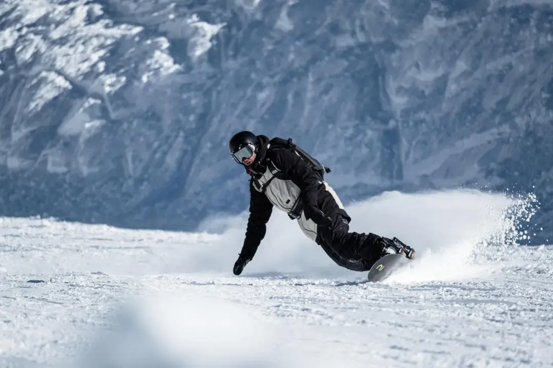 Jak skręcać na snowboardzie? Od hamowania do płynnych skrętów