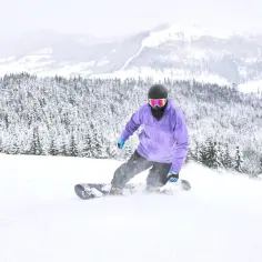 Ile kalorii spala jazda na snowboardzie? Sprawdź, co musisz wiedzieć