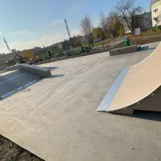 Skatepark Zabrze: Nowoczesne miejsce dla skaterów z minirampą i przeszkodami