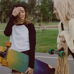 Co lepsze longboard czy deskorolka - poznaj kluczowe różnice i wybierz mądrze