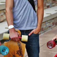 Ile kosztuje longboard? Poznaj ceny i co wpływa na ich wysokość