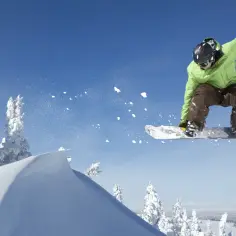 Freeride snowboard co to znaczy? Odkryj jego tajemnice i styl jazdy