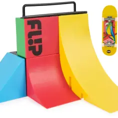 Kolorowy skatepark tech deck z rampami i deskorolką z papugą.