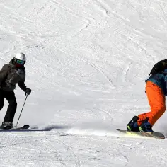 Co jest szybsze: narty czy snowboard? Odkryj zaskakujące różnice