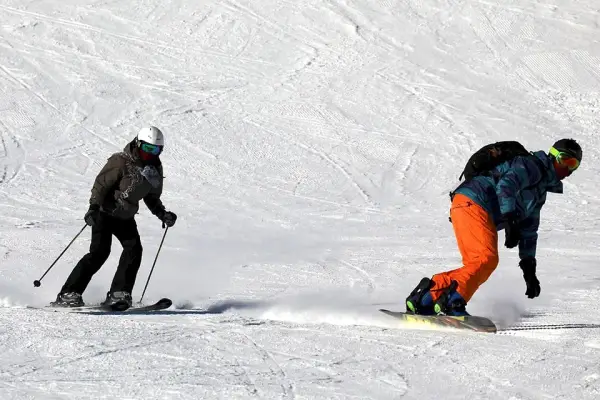 Co jest lepsze: narty czy snowboard? Porównanie dla początkujących