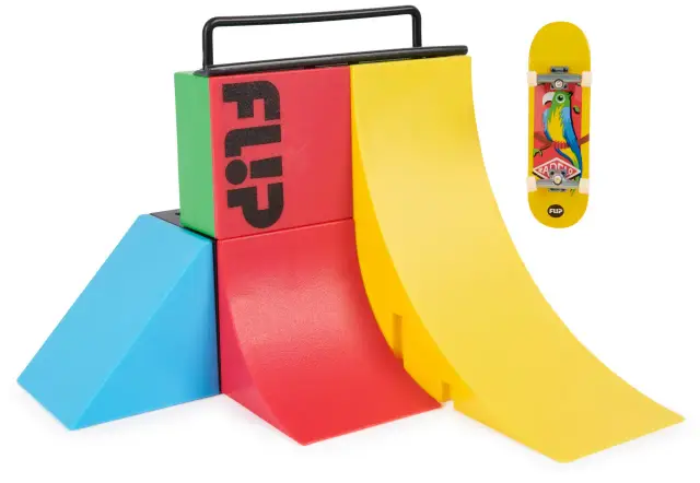 Kolorowy skatepark tech deck z rampami i deskorolką z papugą.